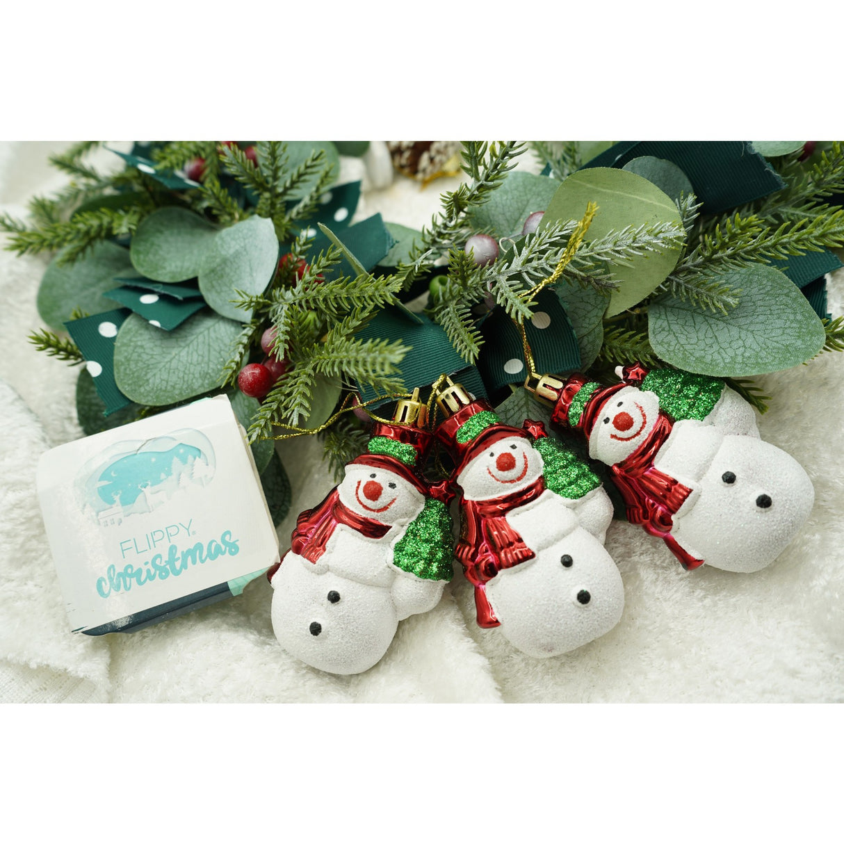 Set de 3 ornamente de brad, Flippy, de tip Om de zapada, Alb/Rosu, din plastic, cu finisaj sclipitor , cutie  4  cm adancime x 6  cm inaltime x 9  cm lungime - vivimall.ro