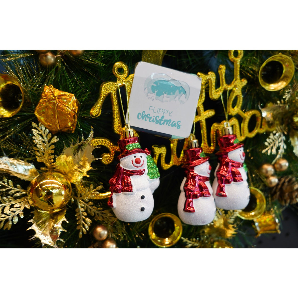 Set de 3 ornamente de brad, Flippy, de tip Om de zapada, Alb/Rosu, din plastic, cu finisaj sclipitor , cutie  4  cm adancime x 6  cm inaltime x 9  cm lungime - vivimall.ro