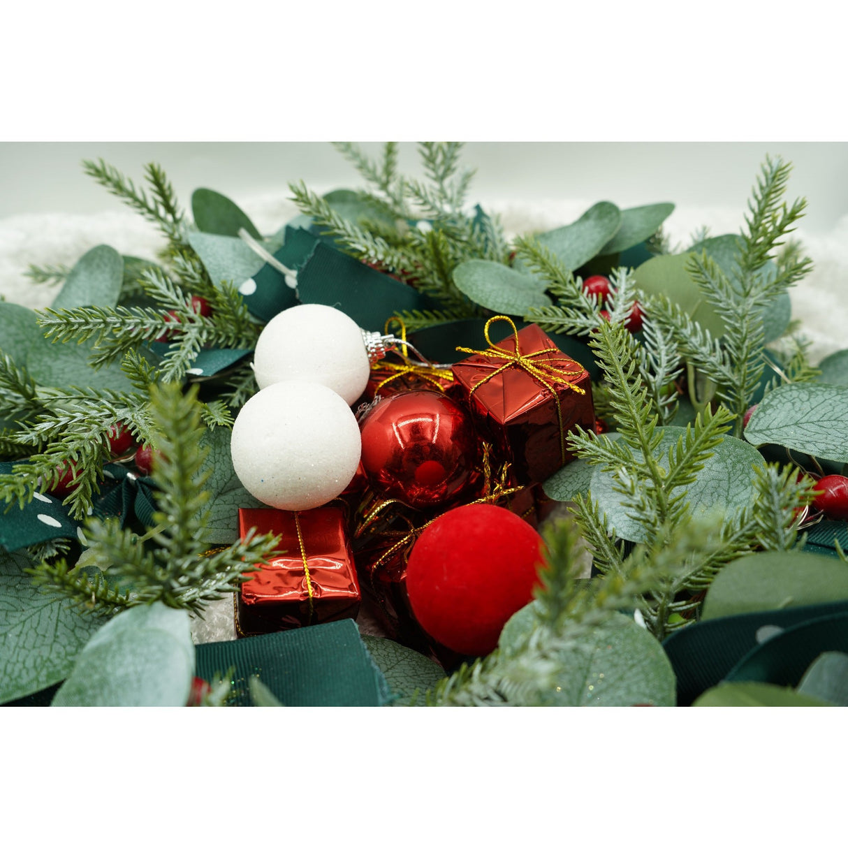 Set de 35 ornamente de brad, Vivimall, de tip Glob, Alb/ Rosu, din polistiren, cu finisaj sclipitor , cutie 11 cm adancime x 19 cm inaltime x 11 cm lungime) - vivimall.ro