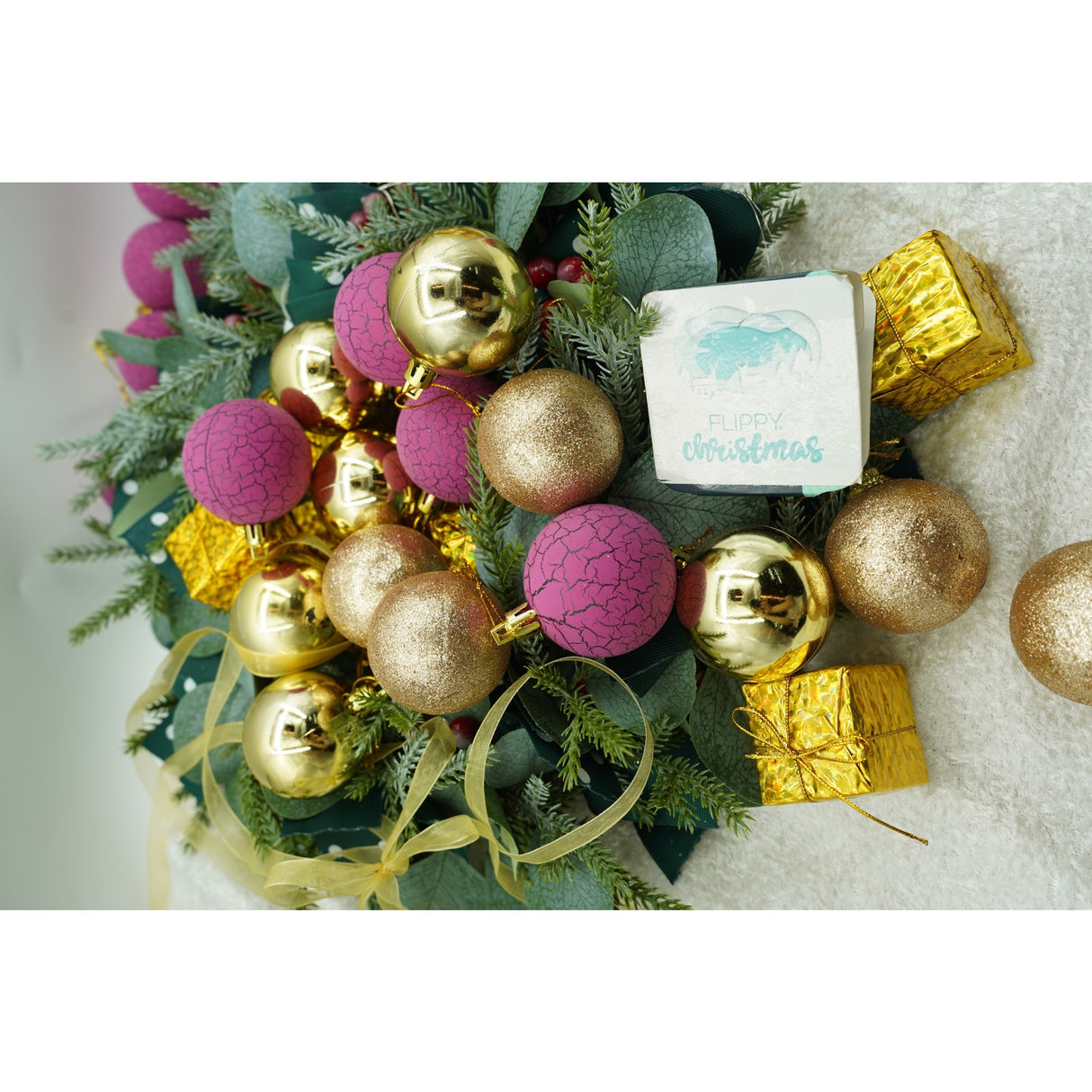 Set de 35 ornamente de brad, Vivimall, de tip Glob, Auriu/ Mov, din polistiren, cu finisaj sclipitor , cutie 14 cm adancime x 23 cm inaltime x 14 cm lungime) - vivimall.ro