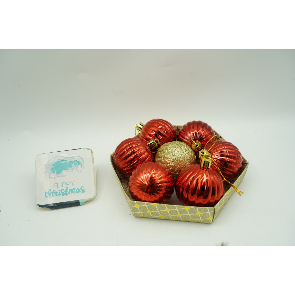 Set de 35 ornamente de brad, Vivimall, de tip Glob, Multicolor, din polistiren, cu finisaj sclipitor , cutie 14 cm adancime x 23 cm inaltime x 14 cm lungime) - vivimall.ro