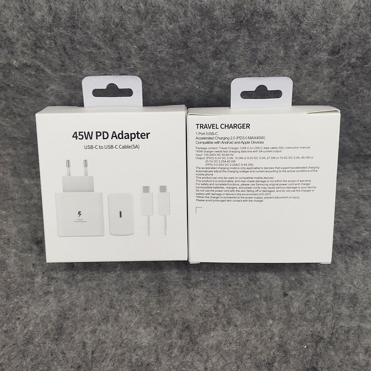 Încărcător Fast Charge 45W alb lângă smartphone Android în timpul încărcării rapide