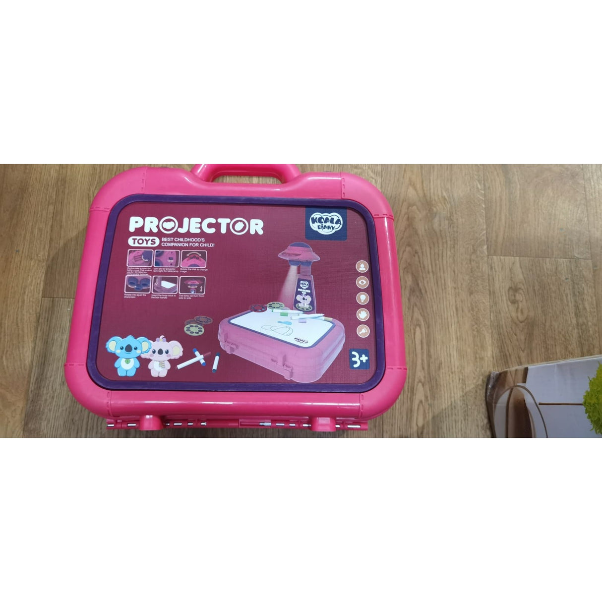 Set jucarie educativa proiector cu masa pentru desen, 48 de imagini, 6 discuri de proiectare, creioane colorate, cutie depozitare, +3 ani, Rosu, Resigilat - vivimall.ro