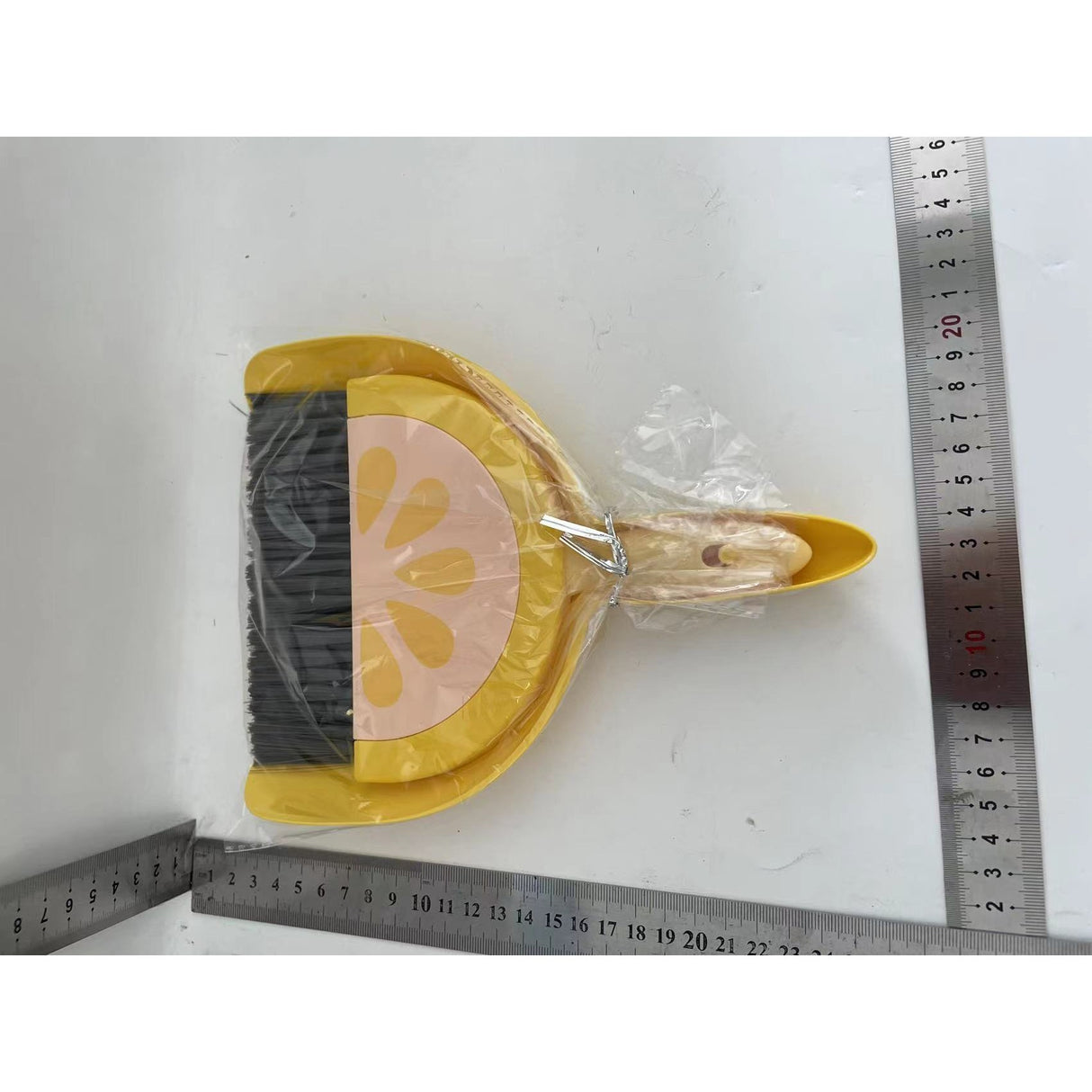 Set Mini Matura si Faras, Vivimall, LITTLE CLEANER, Uz Casnic, pentru Birou, Bucatarie, Casa, Model Lamaie, 23 x 18 cm Galben-Portocaliu - vivimall.ro