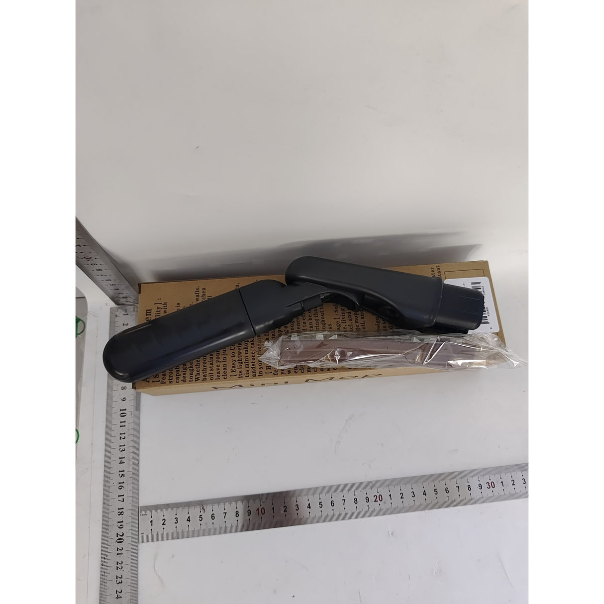 Mop Plat cu Pulverizare, Flippy, Recipient pentru Solutie de Suprafete, Geamuri, Interior Auto, Maner Scurt, Usor de Utilizat, Sistem de Stoarcere, 15.5 x 15.5 x 12.5 cm, Negru