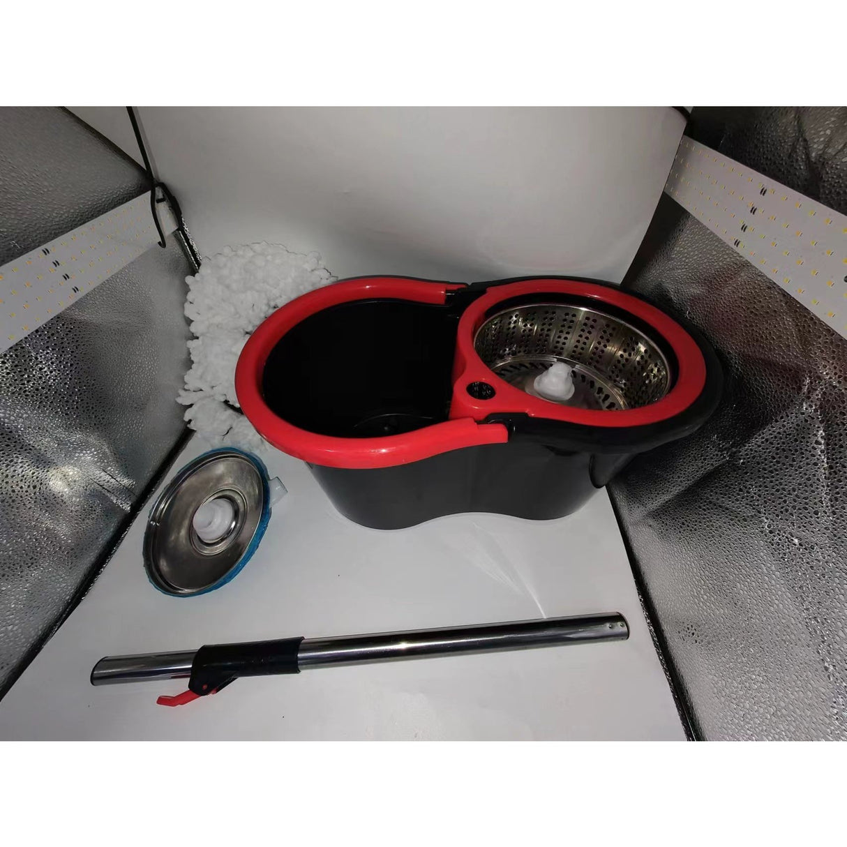 Set mop rotativ cu galeata Vivimall, material plastic si microfibra, rezistent, cu dop scurgere, vas detasabil, pentru interior, capacitate 8 l, negru/rosu, Resigilat - vivimall.ro