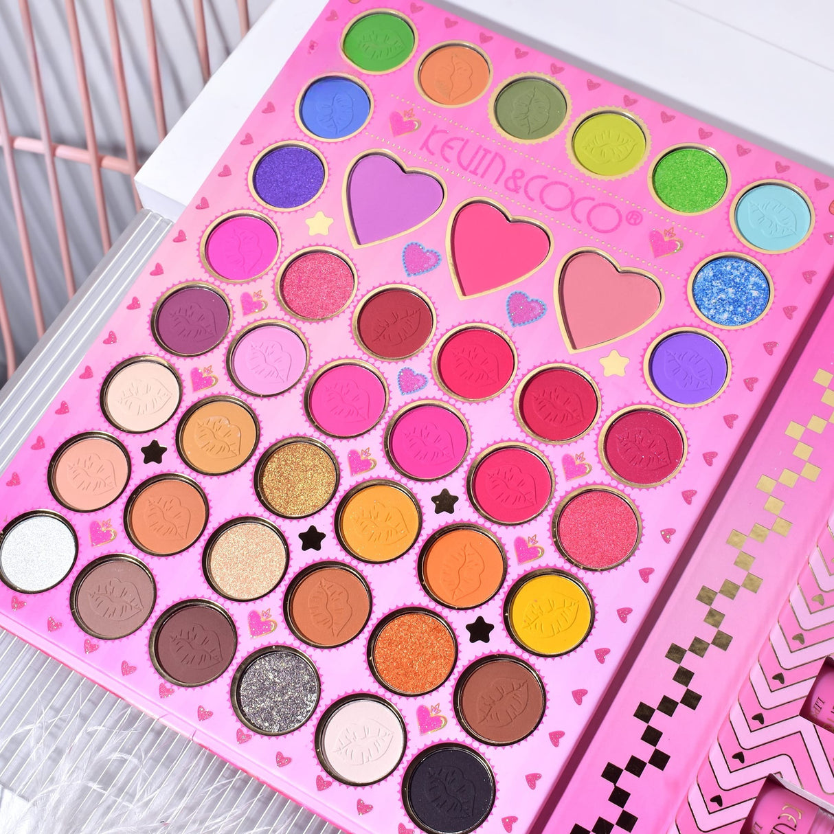 Set 8 Produse de Machiaj, KEVIN & COCO, Butterfly Dream Girl, 49 de culori, 24.7 x 19.7 x 2.7 cm - vivimall.ro