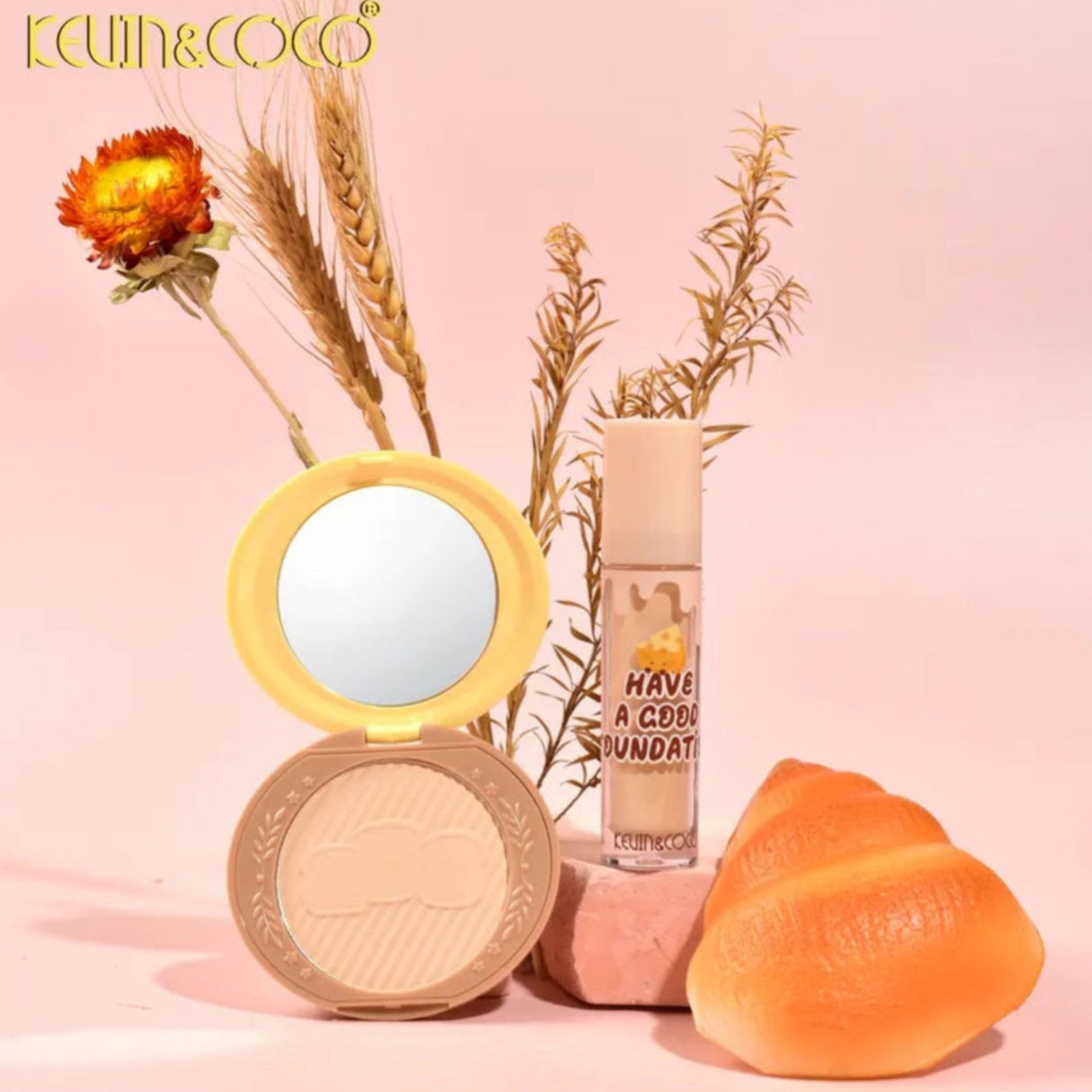 Concealer anticearcan Kevin&Coco din setul de machiaj, aplicator și textură cremoasă, vedere laterală