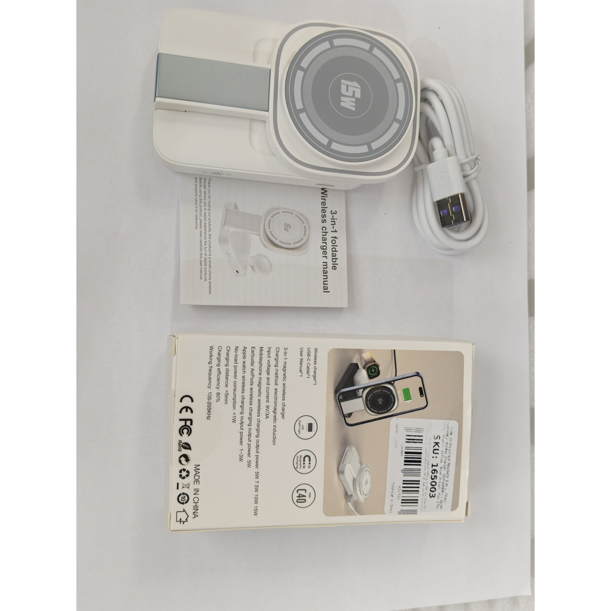 Statie de incarcare 3 in 1 Vivimall, detaliu cablu unic si protectii inteligente anti-supraincalzire