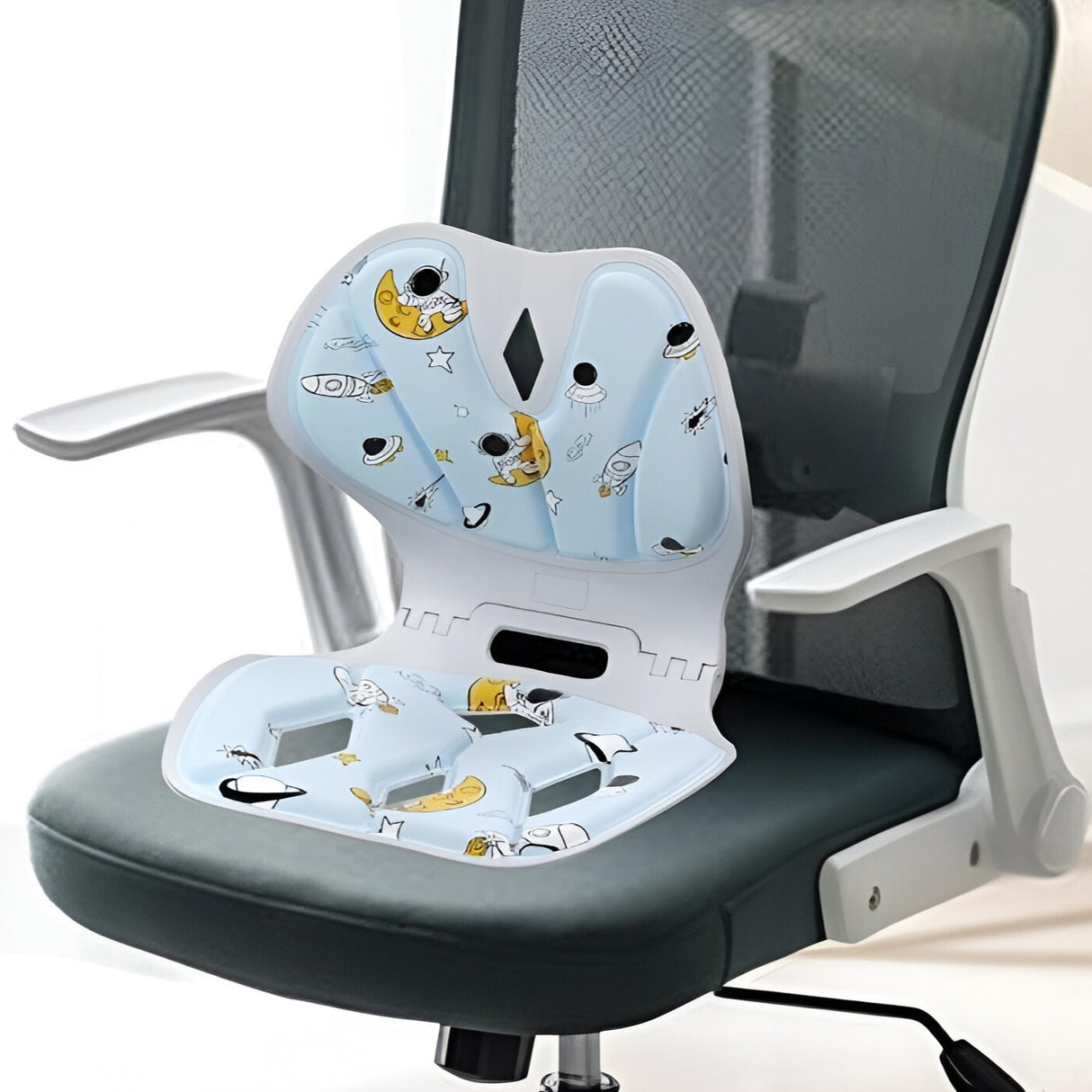 Suport pentru Scaun, Vivimall, pentru Corectarea Posturii, Portabil, Pliabil, Ergonomic, Ameliorare Durere, Respirabil, 35x32x30 cm, Marime L, Model Rachete, Albastru - vivimall.ro