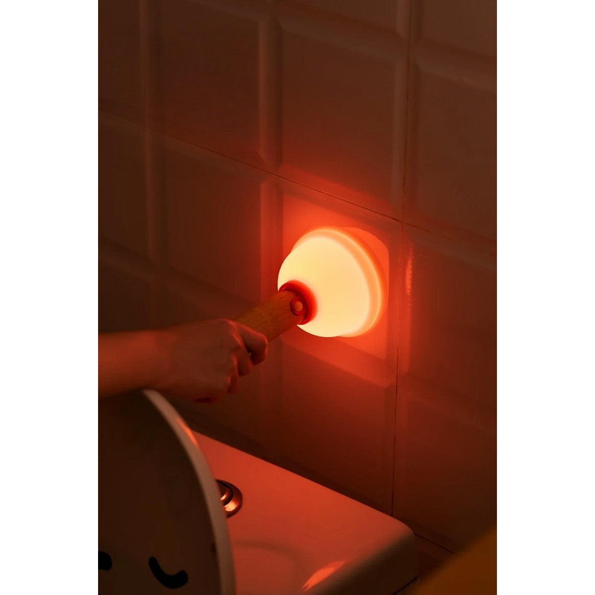 Lampa Nocturna, Vivimall, Model Ventuza de Toaleta, Alimentare USB, din Lemn si Silicon, 16 x 9 cm, Portocaliu - vivimall.ro