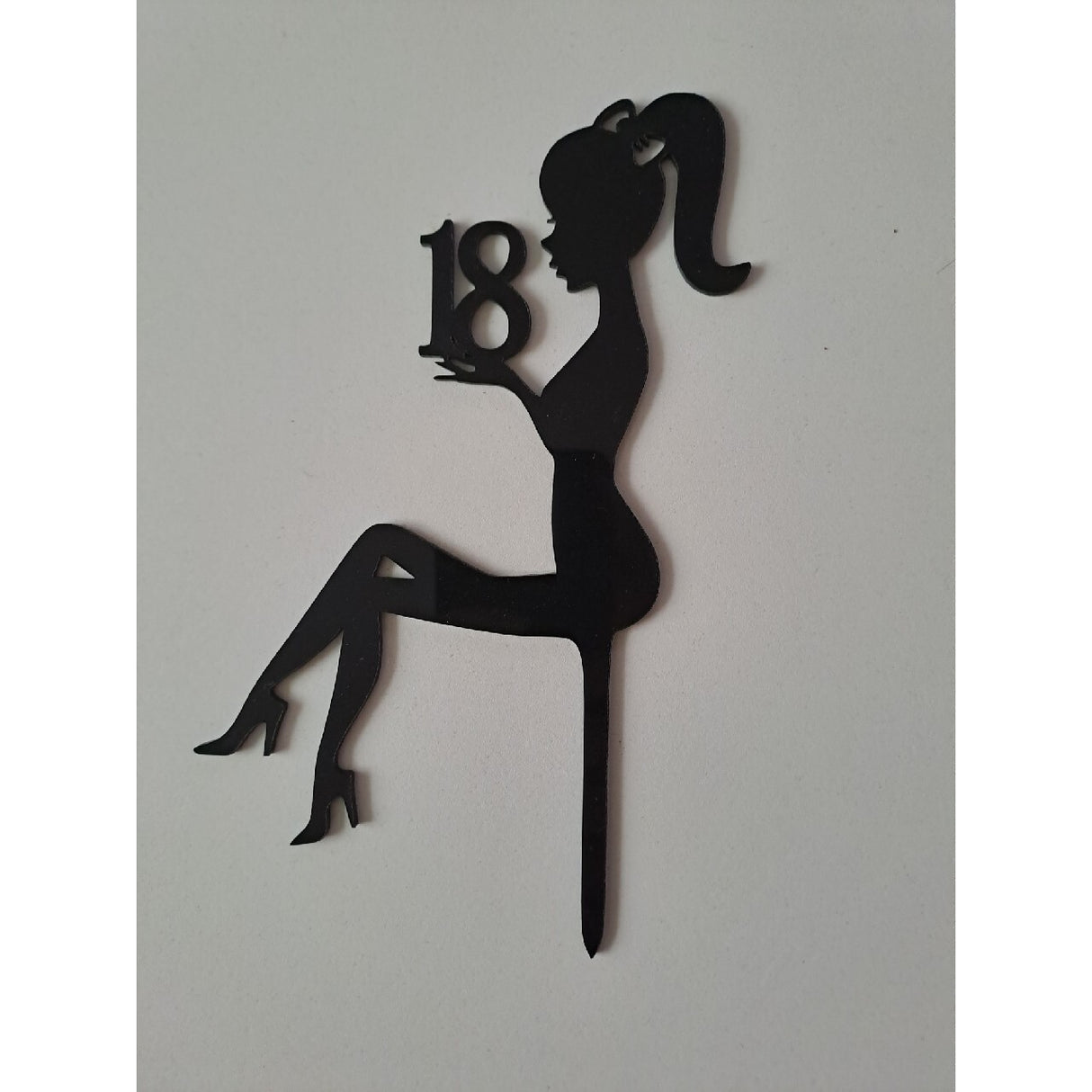 Decoratiune Topper pentru Tort, Vivimall, Model Fata 18 Ani, Dimensiuni 16x11.5 cm, Tematica Majorat, Negru - vivimall.ro