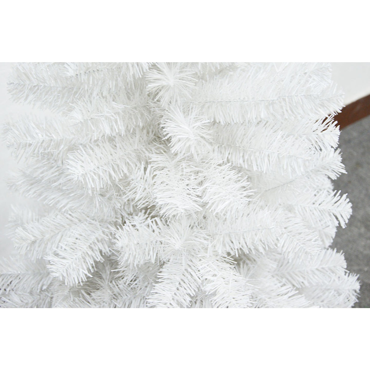 Brad de Craciun artificial cu suport inclus Vivimall, 180 cm, 600 ramuri/varfuri, material plastic, suport clasic, fara iluminare, utilizat pentru interior/exterior, alb