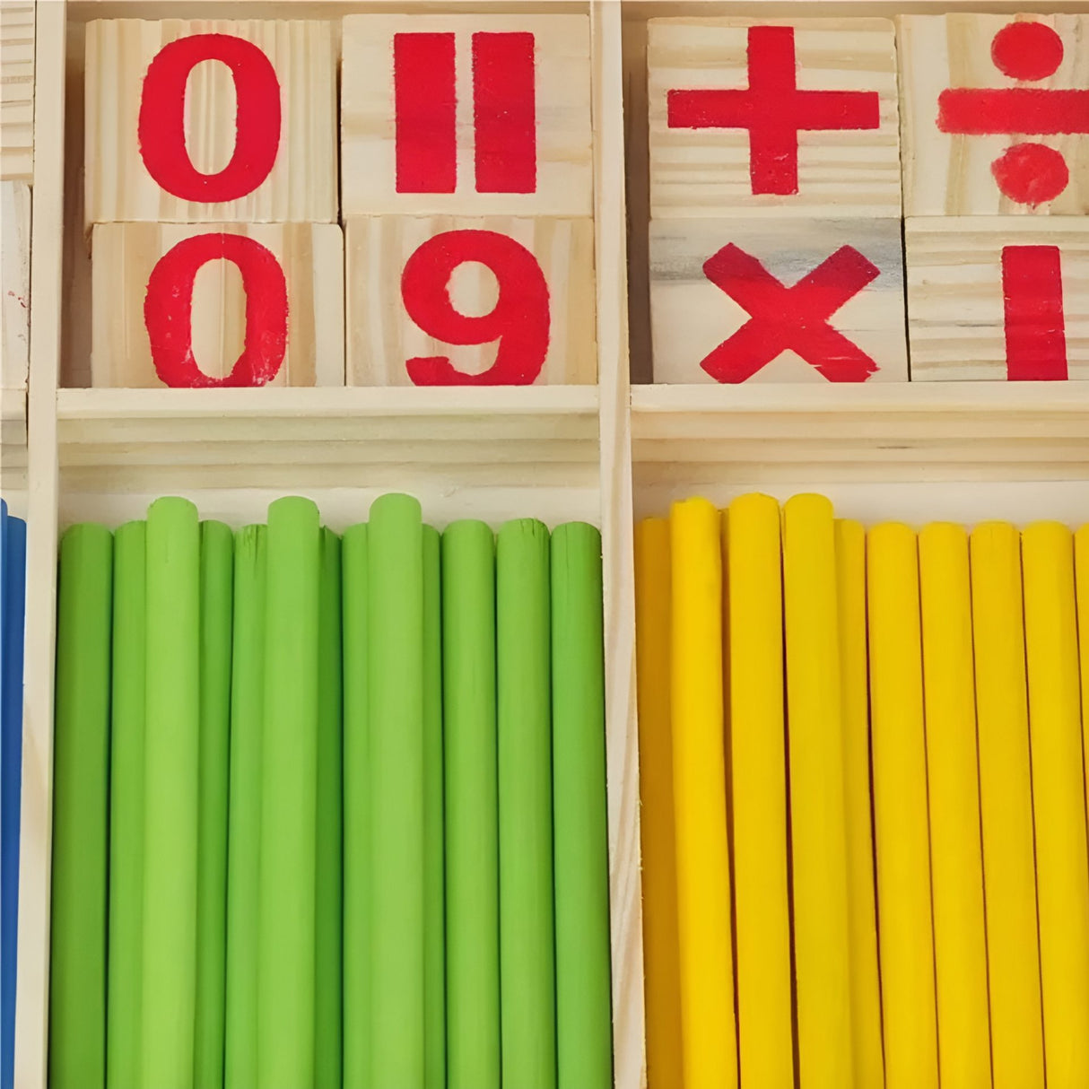 Copil de 3 ani folosind jocul educativ Montessori Flippy pentru învățarea operațiilor matematice