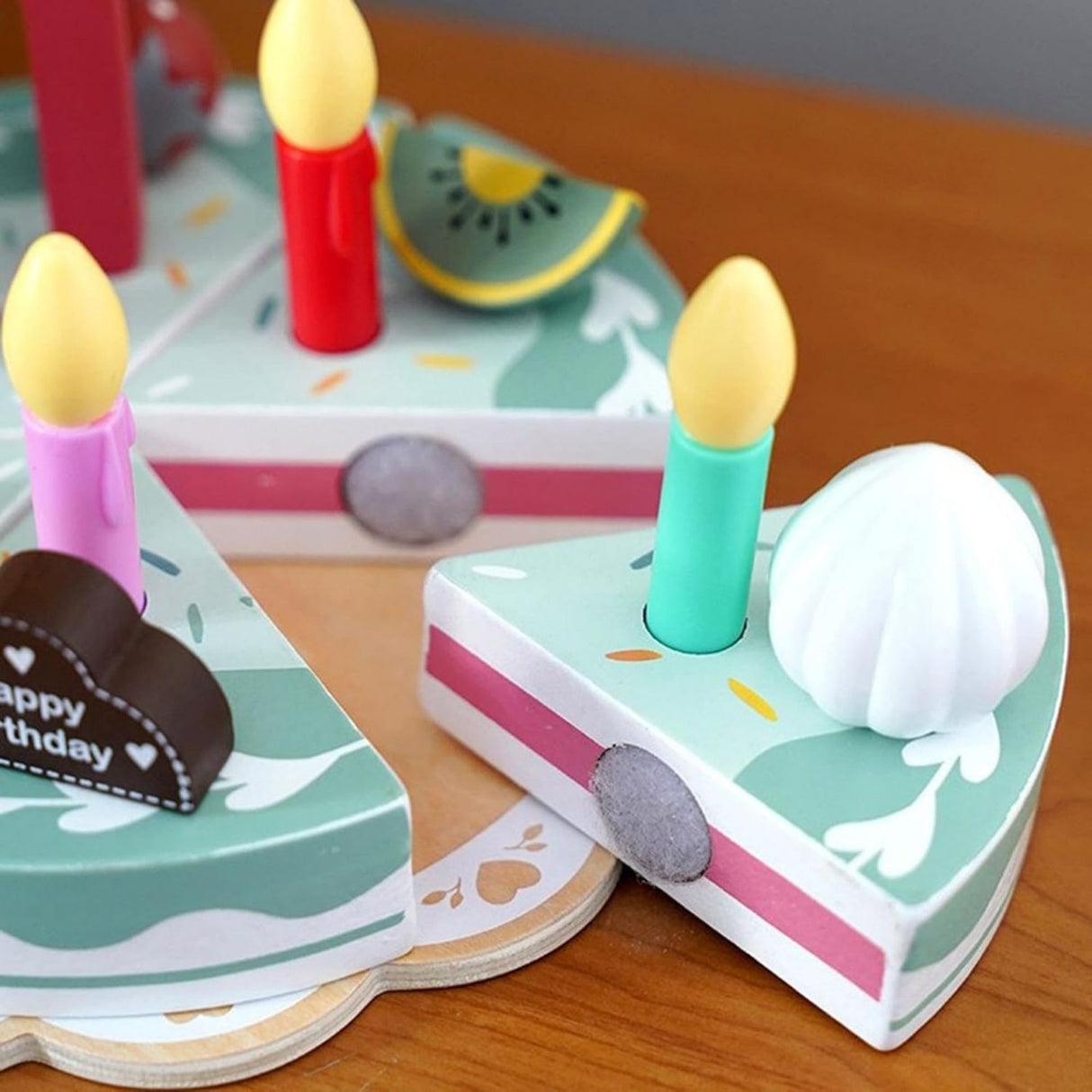 Set complet jucărie tort aniversar Flippy din lemn – toate componentele așezate, vedere de ansamblu multicolor