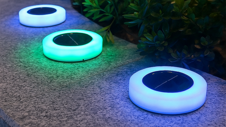 Transformă-ți grădina cu lampa solară LED multicoloră rezistentă la apă