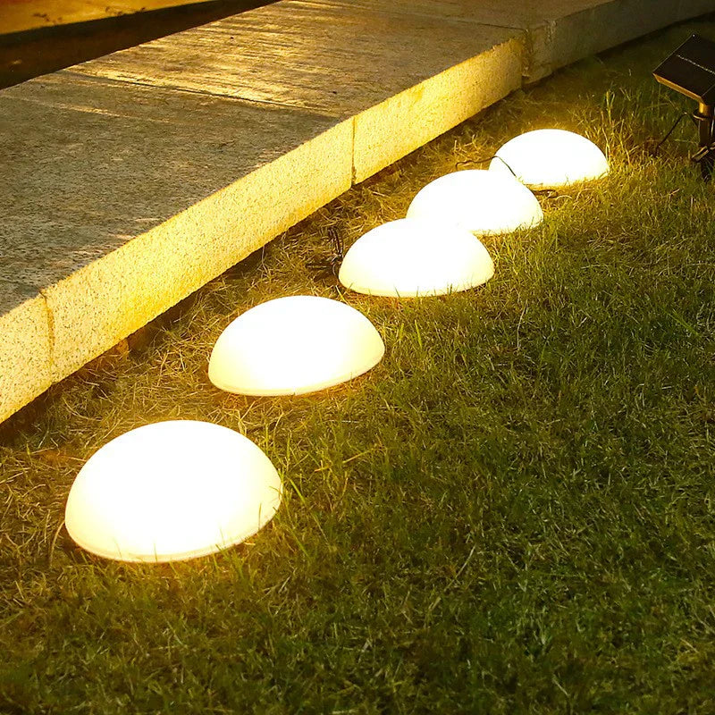 O atmosferă magică în grădină: lampa solară cu 5 ciuperci, alb cald