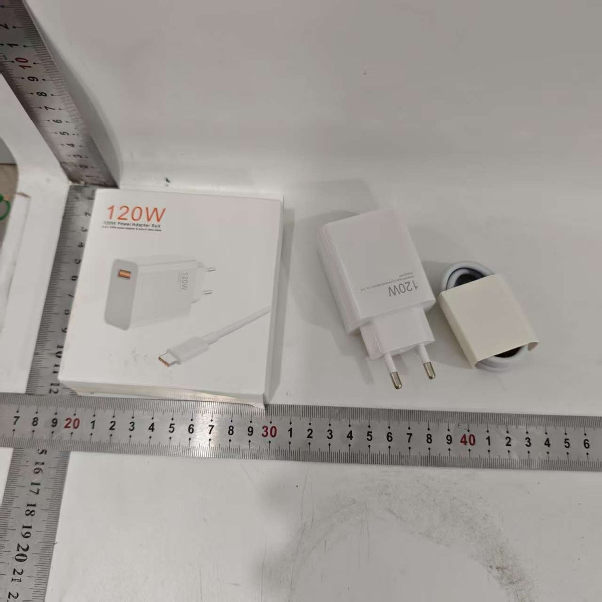 Cablu USB-A la USB-C de 1 metru inclus în setul încărcătorului Super Charge 120W, vedere laterală