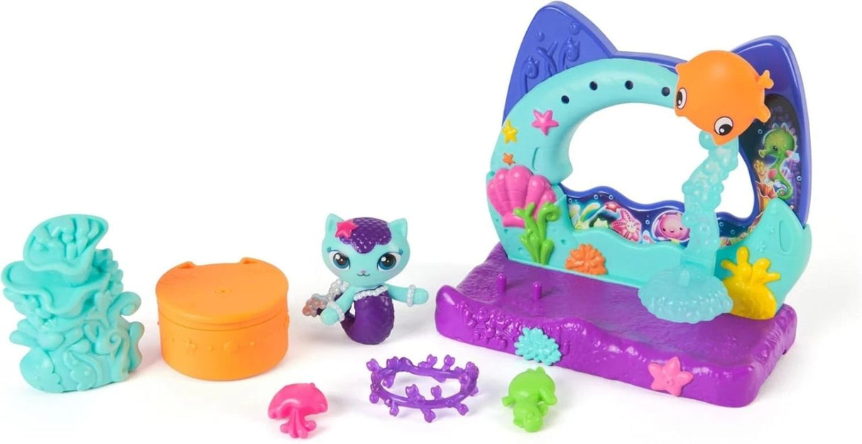 GABBYS DOLLHOUSE FILMUL SET BALCONUL ACVARIU SI FIGURINA MERCAT