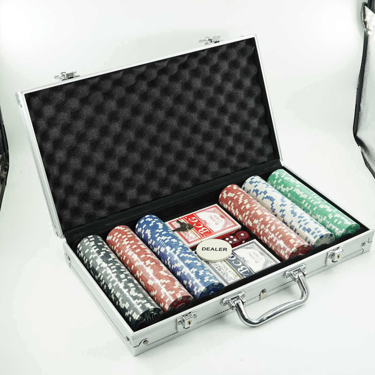 Set De Poker Complex Cu 300 De Jetoane Include 2 Seturi De Carti, 5 Zaruri, Echipat Cu Servieta De Aluminiu Cu Dimensiunile - vivimall.ro