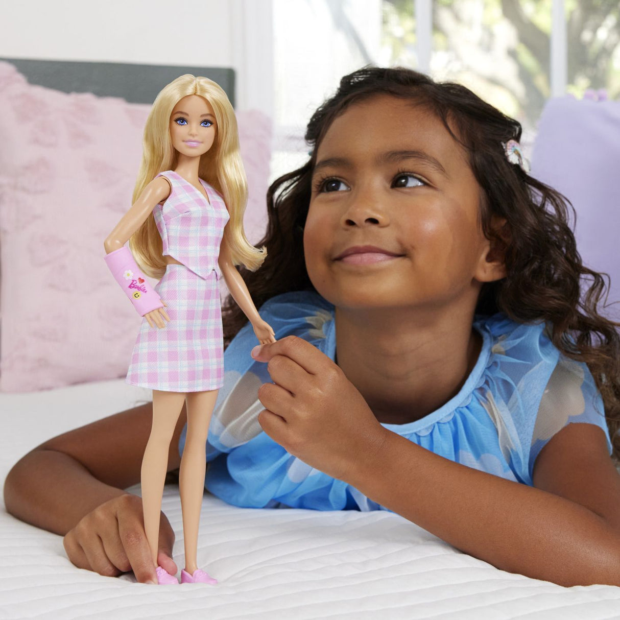 BARBIE FASHIONISTAS PAPUSA BARBIE CU GIPS PENTRU BRAT
