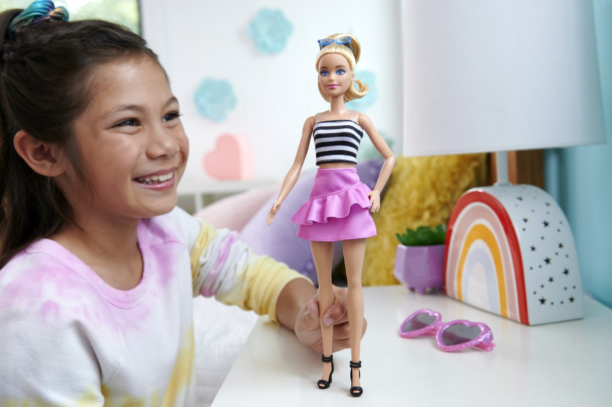 BARBIE PAPUSA BARBIE FASHIONISTA BLONDA CU PARUL PRINS IN COADA SI FUSTA ROZ