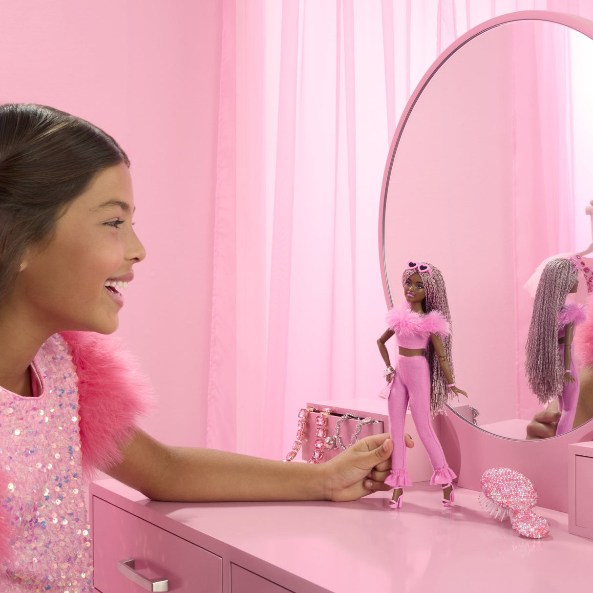 BARBIE DELUXE STYLE PAPUSA BARBIE CU SALOPETA ROZ SI PAR IMPLETIT