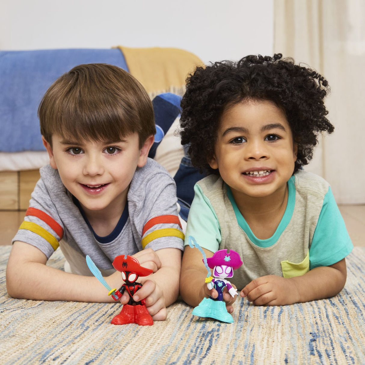 SPIDEY SI PRIETENII LUI UIMITORI MARVEL WATER WEBS SET 2 FIGURINE GHOST SPIDER SI PIRATE SPIN CU ACCESORII
