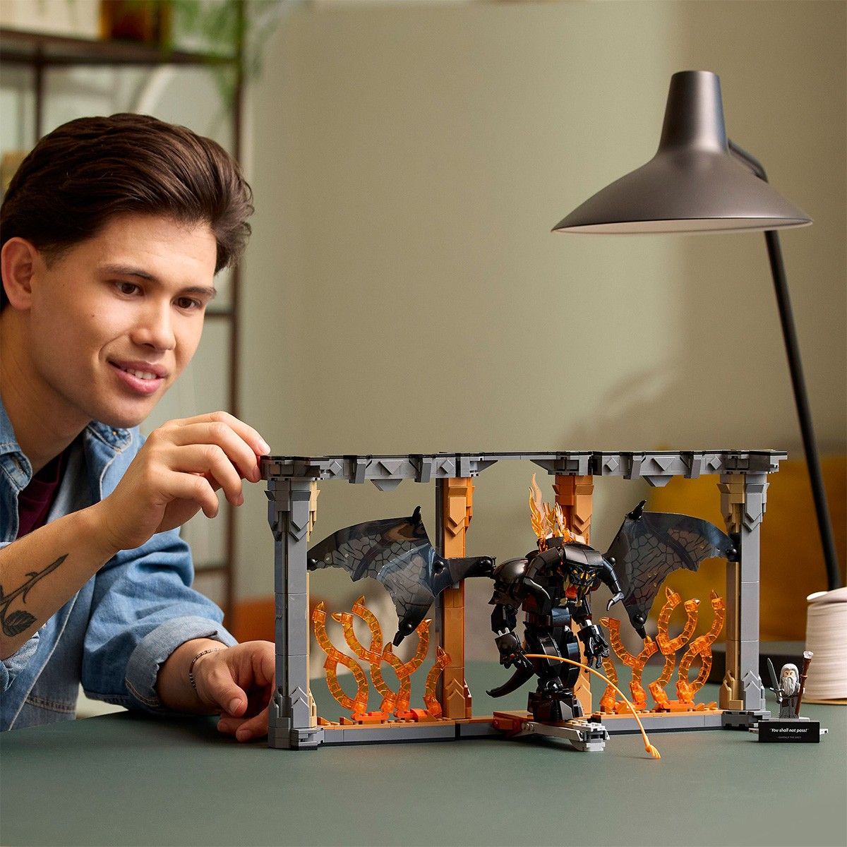 LEGO ICONS STAPANUL INELELOR DIORAMA PENTRU BIBLIOTECA CU UN BARLOG 10367