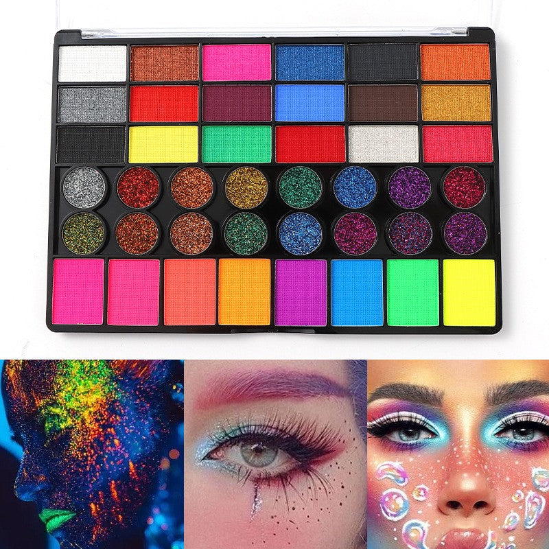 Copil cu pictură facială colorată realizată cu paleta de vopsea 42 nuanțe multicolor