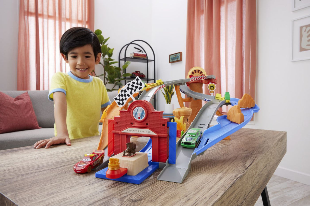 CARS RACE AND RESCUE SET DE JOACA CURCUIT DE SALVARE SI 3 MASINUTE METALICE