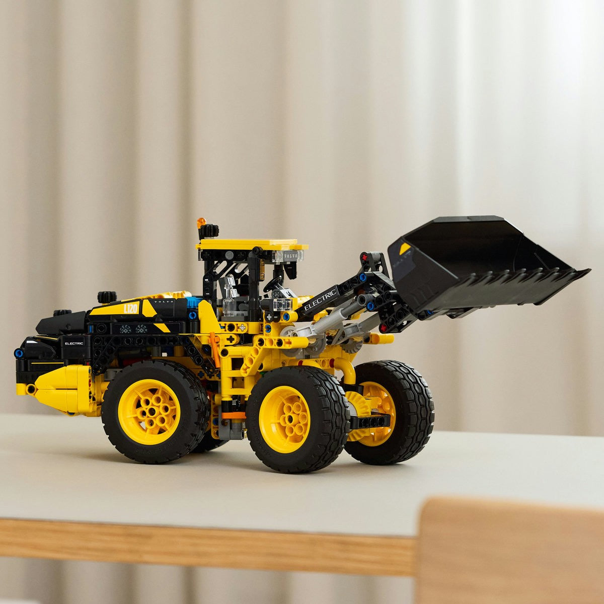 LEGO TECHNIC INCARCATOR FRONTAL VOLVO L120 ELECTRIC 42209
