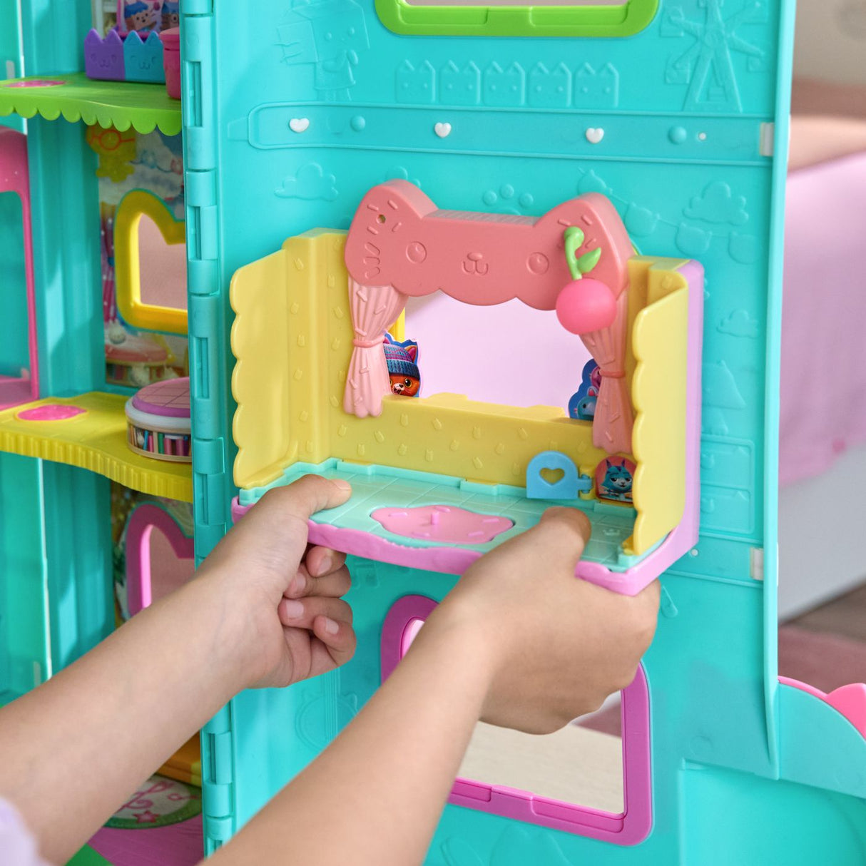 GABBYS DOLLHOUSE FILMUL BUCATARIA MAGICA A LUI CAKEYS CU FIGURINE SI ACCESORII