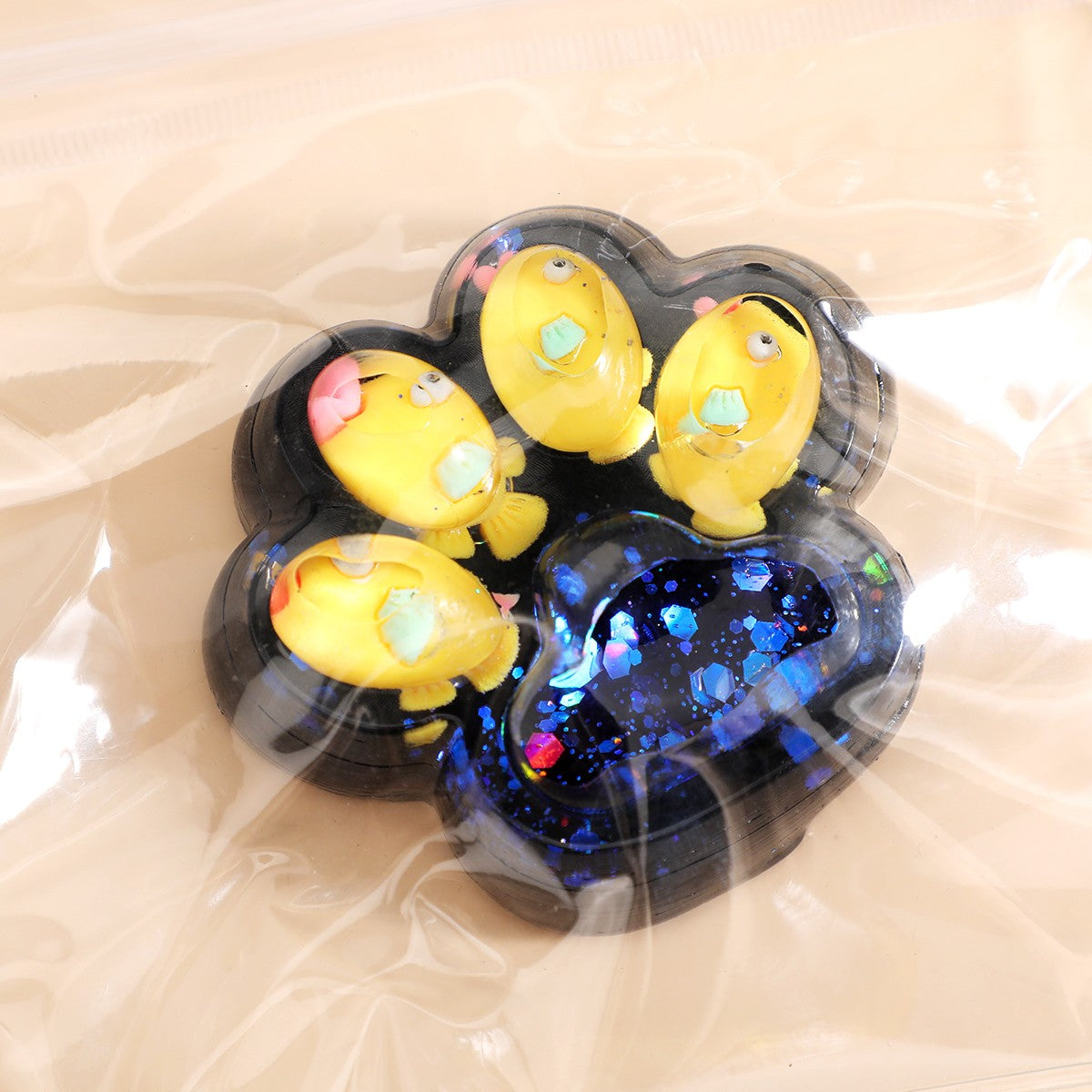 Jucarie Antistres Squishy, Vivimall, cu Revenire Lenta, Squeeze Pinch Family, Model Cat Paw, 6.5 x 6 cm, din Tpr, 4-6 Ani, Model 1 Pestisori, Negru cu Insertii - vivimall.ro