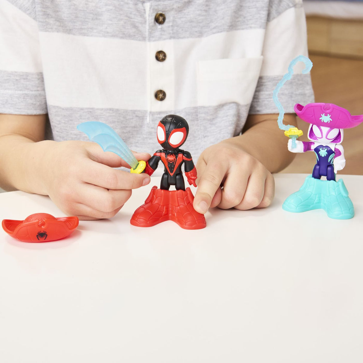 SPIDEY SI PRIETENII LUI UIMITORI MARVEL WATER WEBS SET 2 FIGURINE GHOST SPIDER SI PIRATE SPIN CU ACCESORII