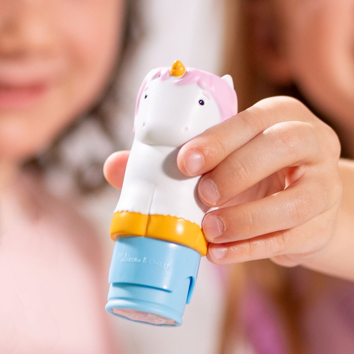 MELISSA AND DOUG STICKER WOW SET DE JOACA AUTOCOLANTE SI STAMPILA REINCARCABILA UNICORN