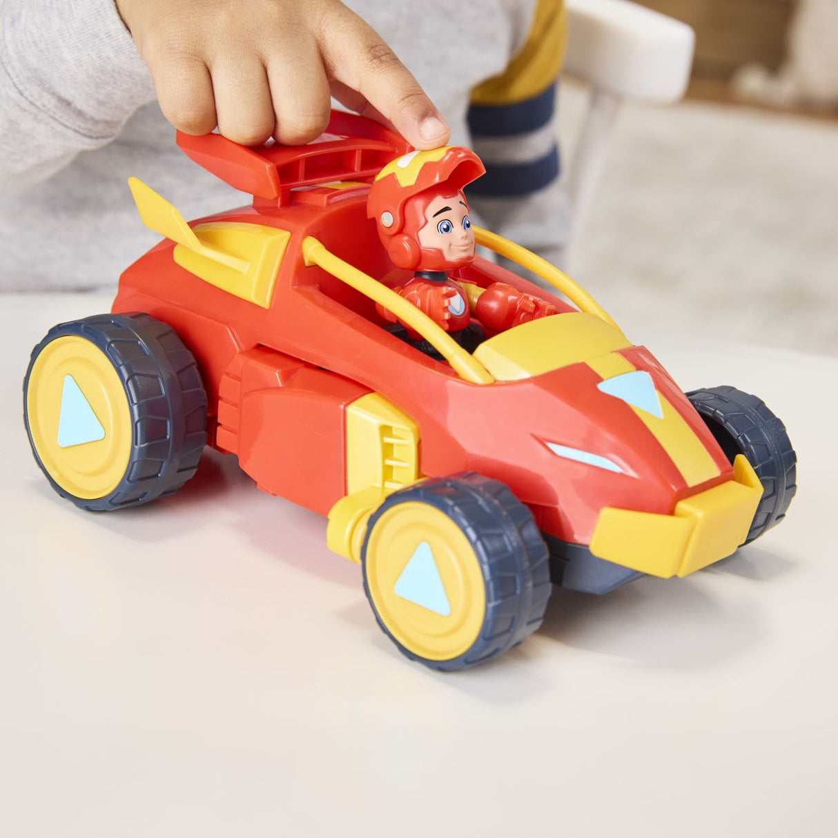 MARVEL IRON MAN SI PRIETENII SAI UIMITORI SET VEHICUL 2 IN 1 SI FIGURINA IRON MAN