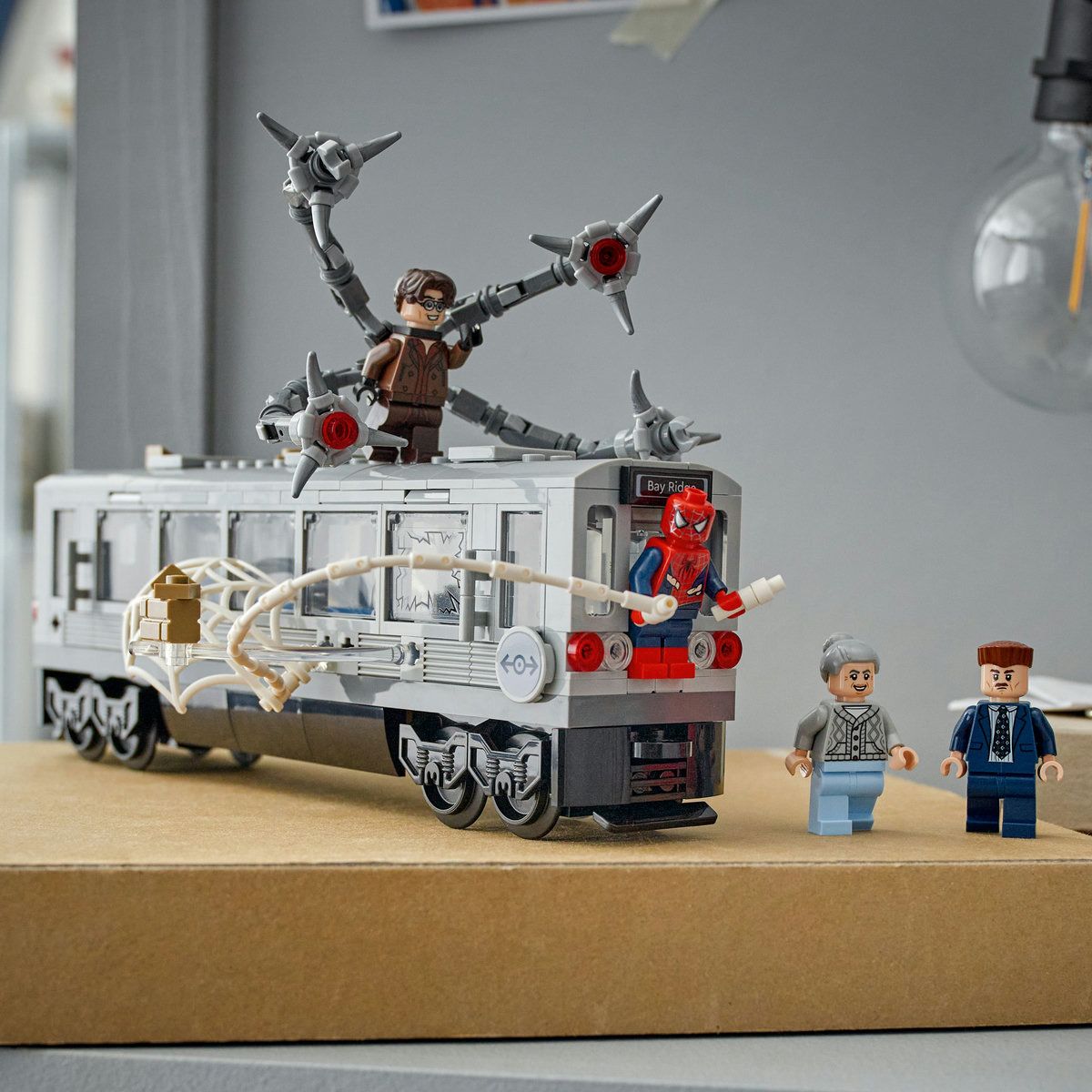 LEGO MARVEL LUPTA PE ACOPERISUL TRENULUI OMUL PAIANJEN SI DOC OCK 76321