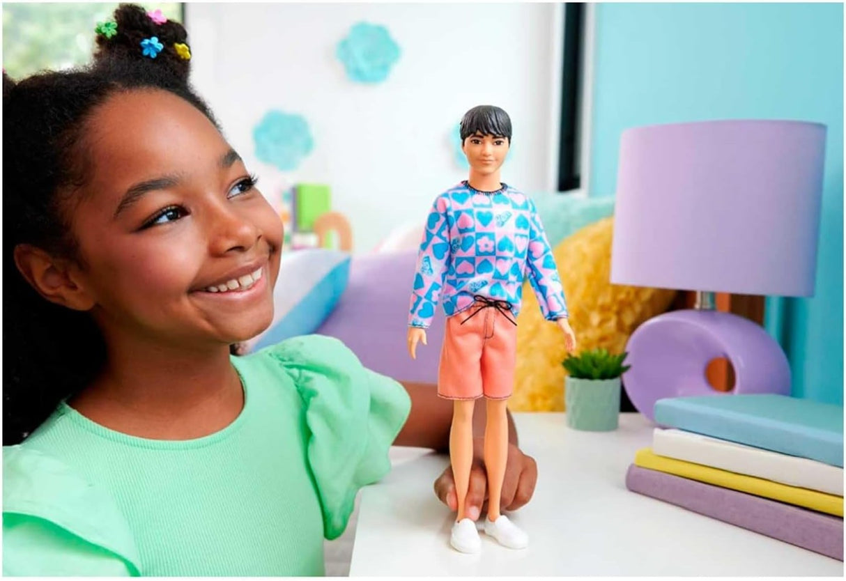 BARBIE PAPUSA BAIAT FASHIONISTAS CU BLUZA CU INIMIOARE