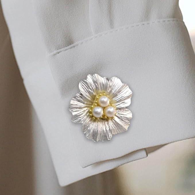 Accesoriu floare cu perle din metal lucios, unghi lateral care evidențiază relieful petalelor