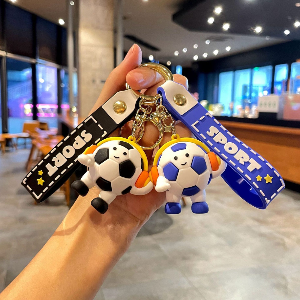 Breloc chei fotbal Flippy 50 g, atașat la set de chei, vedere laterală, model Cupă Mondială