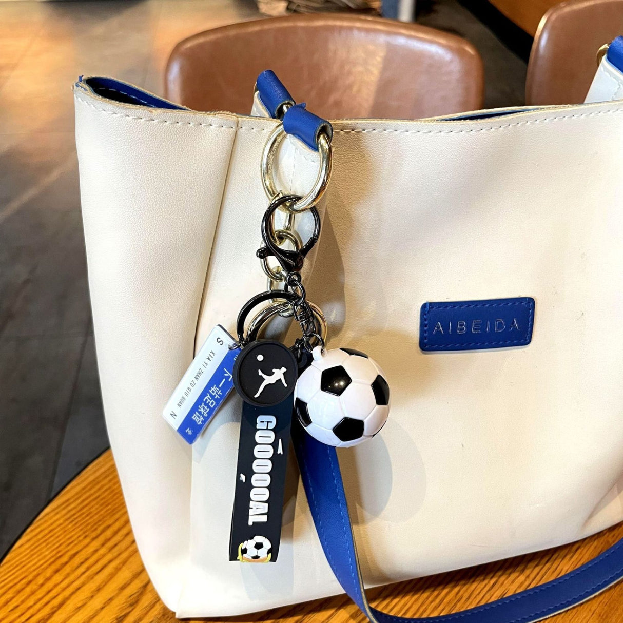 Breloc Flippy minge fotbal albastru-negru atașat pe rucsac, accesoriu decorativ pentru chei, 50 g