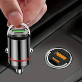 Încărcător auto Vivimall 66W introdus în bricheta mașinii, vedere laterală