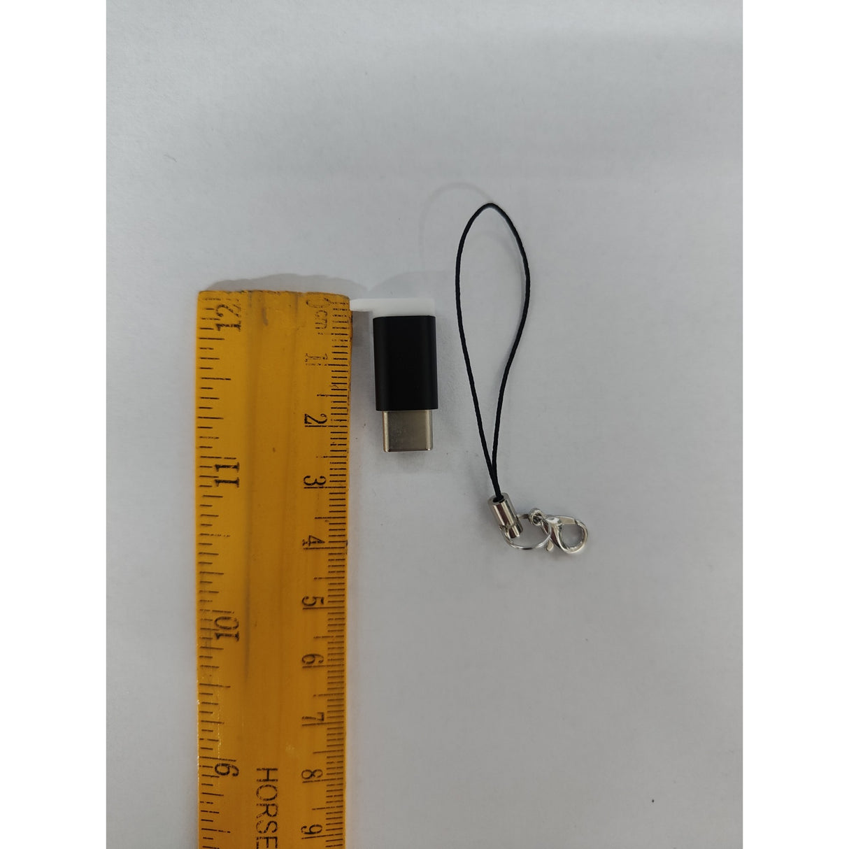 Adaptor USB-C micro USB negru cu agățătoare breloc inclusă, vedere laterală