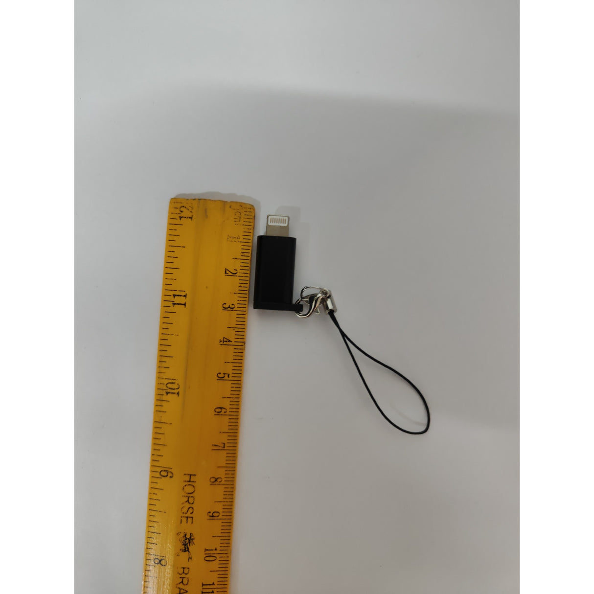 Adaptor USB-C mamă Lightning tată negru, detaliu conector USB-C
