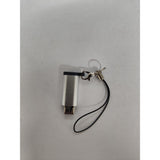 Adaptor micro USB la Type-C argintiu cu agățătoare breloc atașată, imagine stil de viață