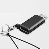 Adaptor micro USB compact montat pe breloc, vedere de ansamblu cu agățătoare inclusă