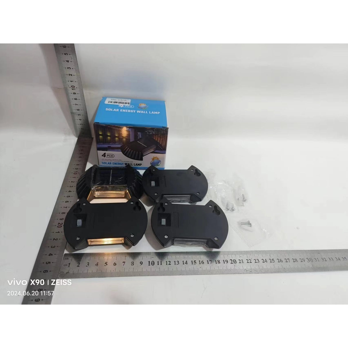 Set 4 Aplice solare LED Bidirectionale pentru perete Flippy, in forma de funda, 8 LED-uri, material ABS si PC, lumina puternica, IP65, 10 x 7.5 cm, baterie 1.2 V, 300 mAh, autonomie 8-10 ore, alb cald