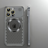 Husă iPhone 15 Pro aliaj aluminiu negru — decupaje precise butoane și port încărcare, vedere spate