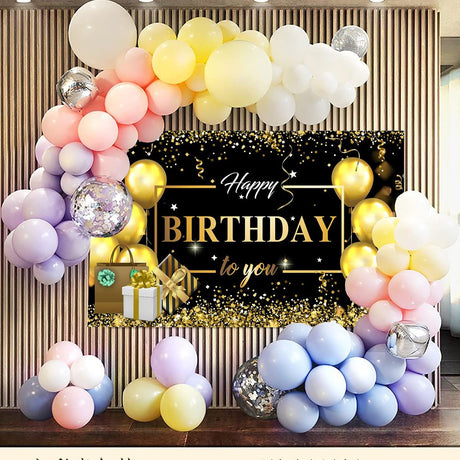 Banner Happy Birthday negru-auriu atârnat, detaliu imprimare digitală și mesaj aniversar